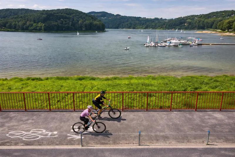 Czy przewożenie roweru pociągiem wiąże się z dodatkowymi opłatami?