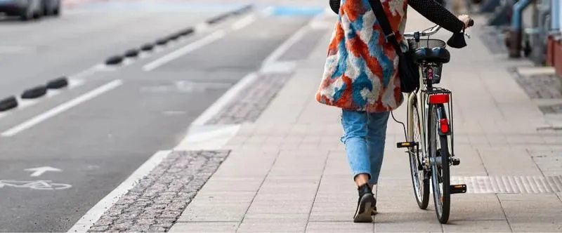 Czy wolno jechać rowerem po chodniku? Sprawdź, co mówią przepisy!