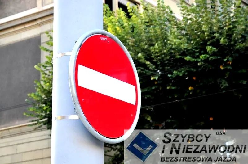 Czy znak zakaz ruchu dotyczy rowerów — co warto wiedzieć