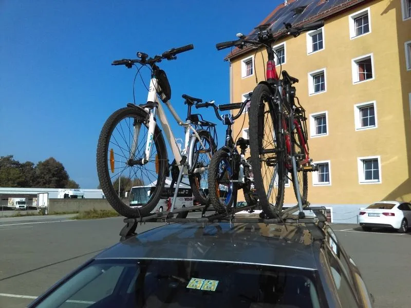 Jak przewozić rowery na dachu: przodem czy tyłem?