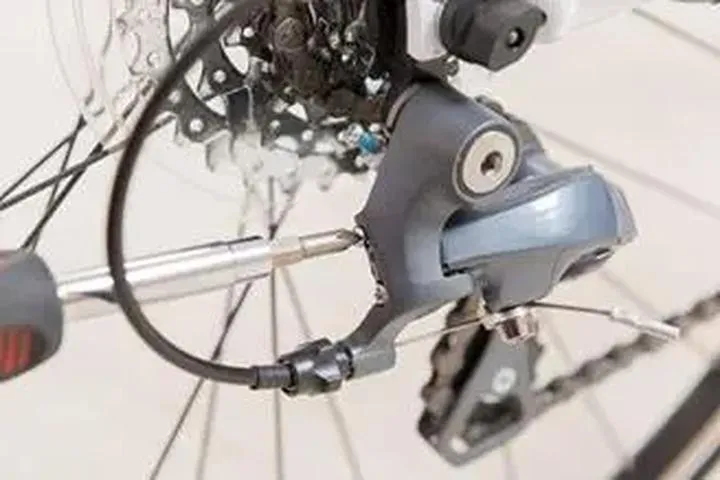 Jak skutecznie naciągnąć łańcuch w rowerze – proste porady dla każdego cyklisty