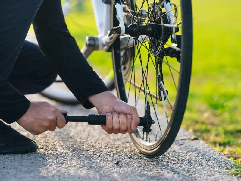 Jak skutecznie napompować rower z wentylem samochodowym w kilku prostych krokach