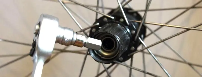 Jak skutecznie odkręcić piastę w rowerze - sprawdzone porady dla każdego rowerzysty