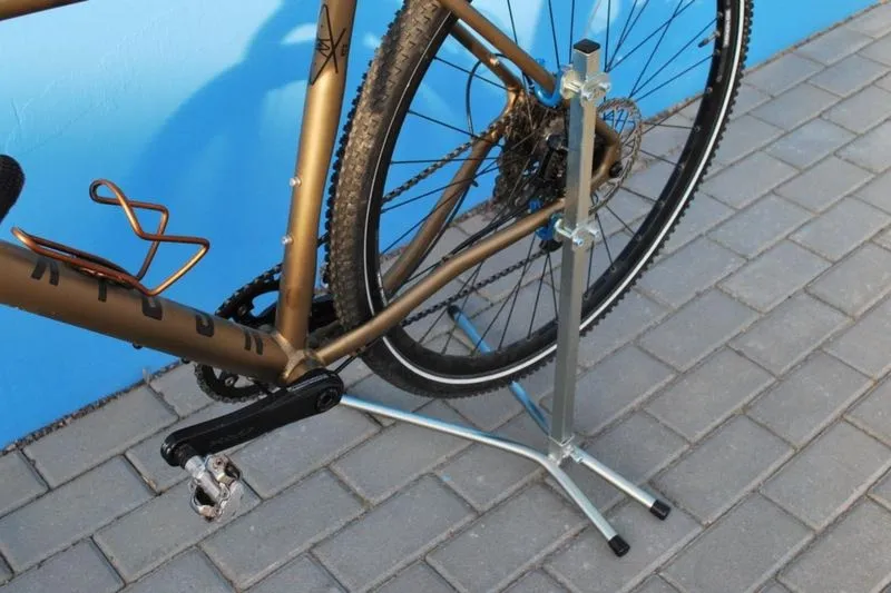 Jak zrobić praktyczny stojak serwisowy na rower w domu?