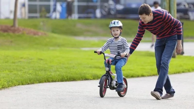 Kiedy zacząć naukę jazdy na rowerze? Idealny wiek dla Twojego dziecka