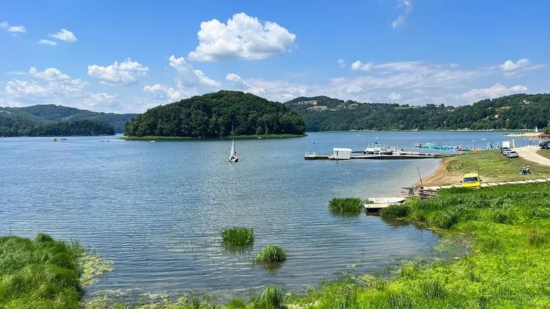 Odkryj uroki jeziora rożnowskiego na niezapomnianej trasie rowerowej