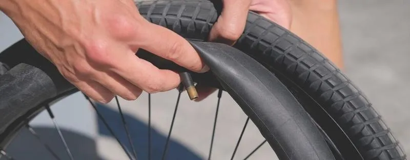 Prosty przewodnik: jak zmienić dętkę w tylnym kole roweru krok po kroku