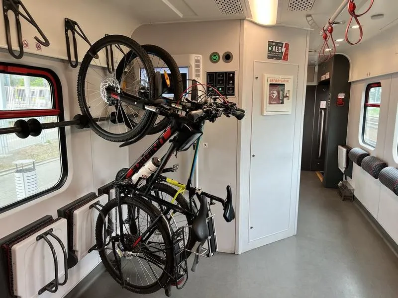 Rower w pociągu – czy rzeczywiście trzeba za niego płacić?