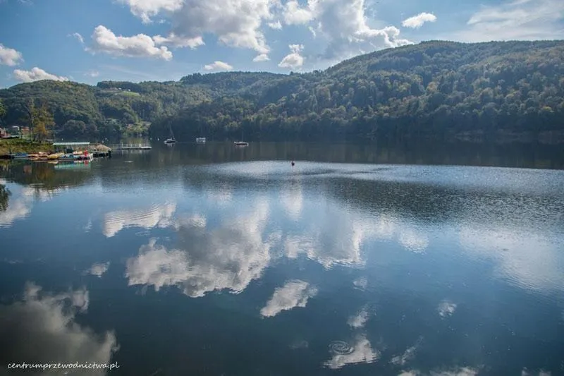 VeloDunajec szlak wzdłuż jeziora